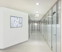 Syna Indoor Vergrendelbaar Notitiebord met Schuifdeuren Slim met Veiligheidshoeken 21 X A4 - SCSLR21XA4